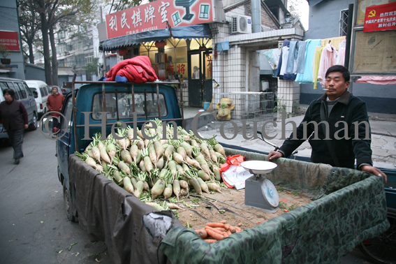 IMG_1487 turnip seller, Beijing. © Helen Couchman
