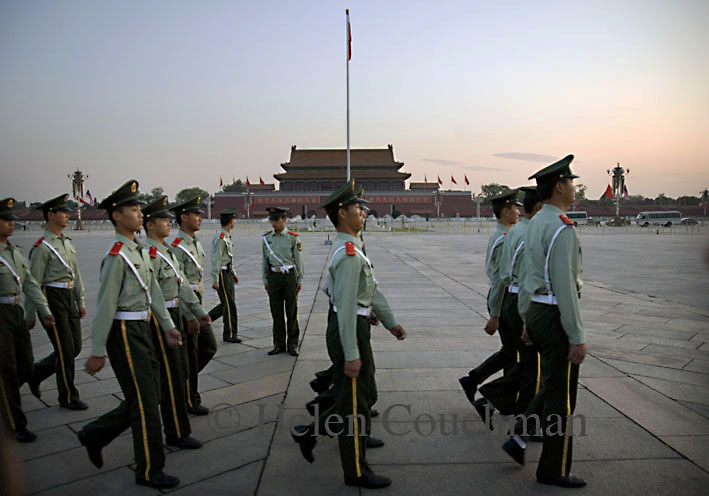 J709x496-1254c 'dawn flag raising at Tiananmen square' © Helen Couchman