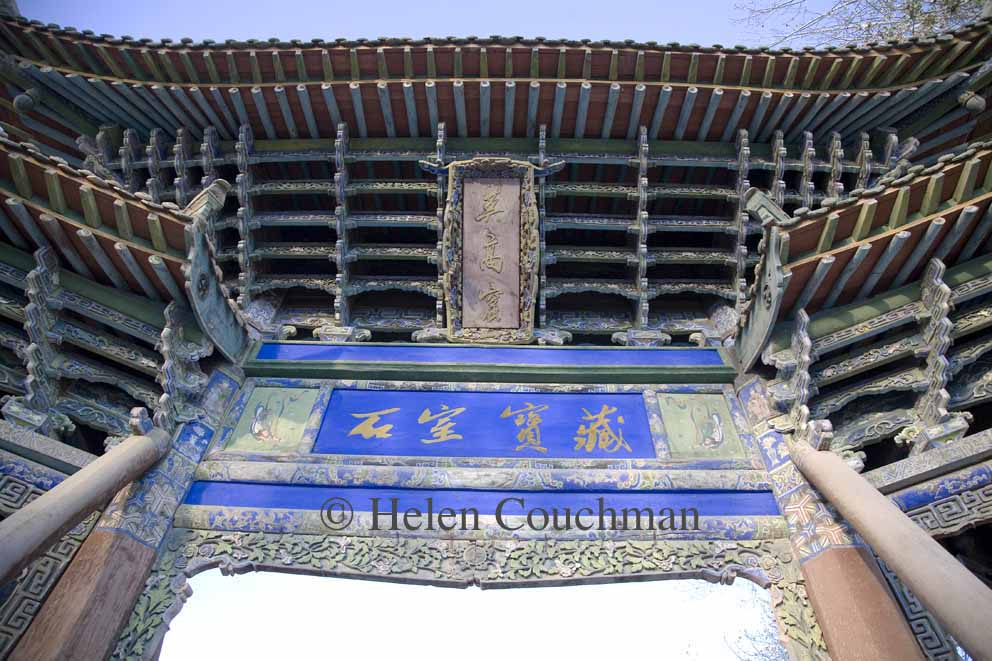 T2496x1664-14656 Temple gate Dunhuang Gansu China © Helen Couchman
